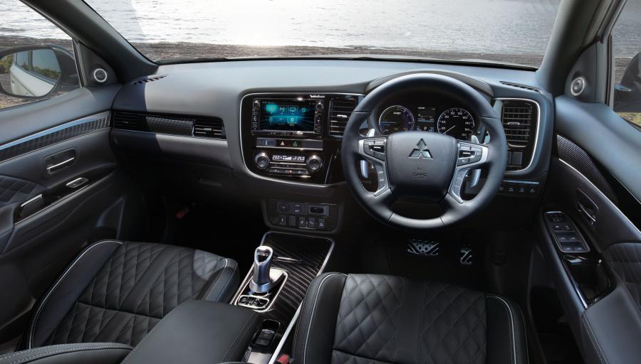 Торпедо Mitsubishi Outlander PHEV 2018 года  (JP) (фото 10 из 13)